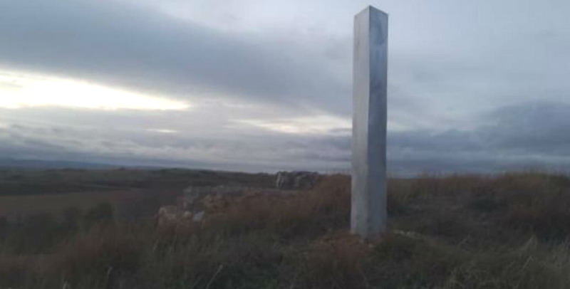 Apareció un nuevo monolito metálico en Reino Unido con un mensaje escrito