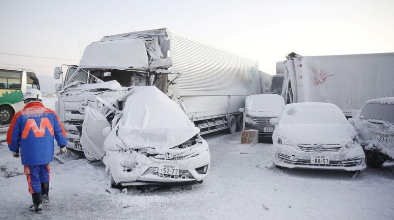 Choque de 134 autos y camiones en Japón