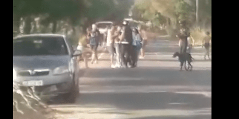 Vecinos atacaron a efectivos policiales para liberar a un joven detenido