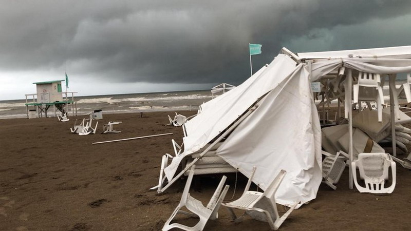 Pinamar: la cola de un tornado atravesó la ciudad y arrasó con techos, árboles, cables de luz y balnearios