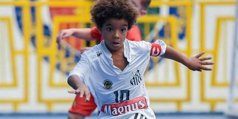 Tiene apenas ocho años y ya superó a Messi y a Neymar