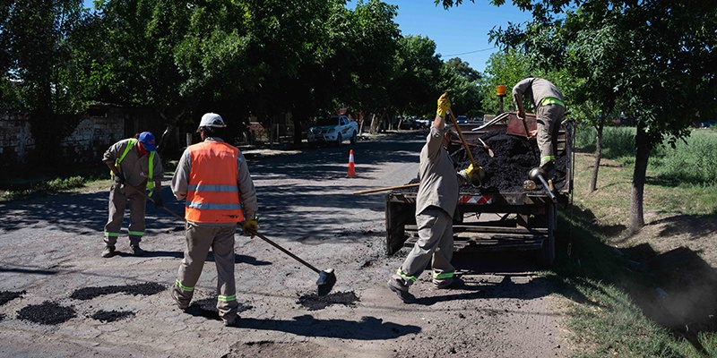 Se realizan reparaciones en Ruta 188 y calles de General Alvear