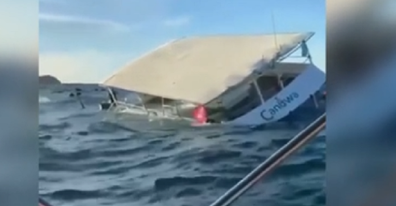 Impactante video en que una embarcación se hundió con 60 turistas en México