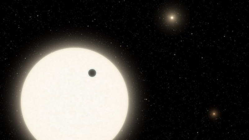 La NASA reveló la existencia de un nuevo planeta que orbita una estrella en un sistema triple