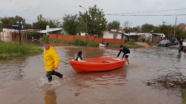 Impactante temporal inundó viviendas y causó destrozos en Santa Rosa