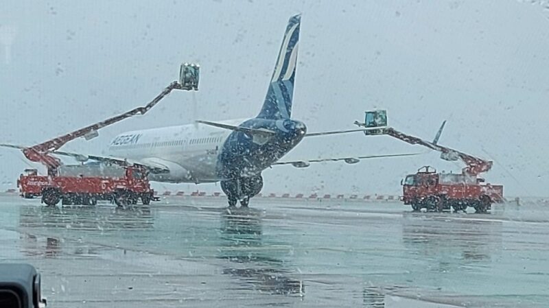Histórica tormenta de nieve paraliza a España: hay cientos de automovilistas bloqueados y cerró el aeropuerto de Madrid