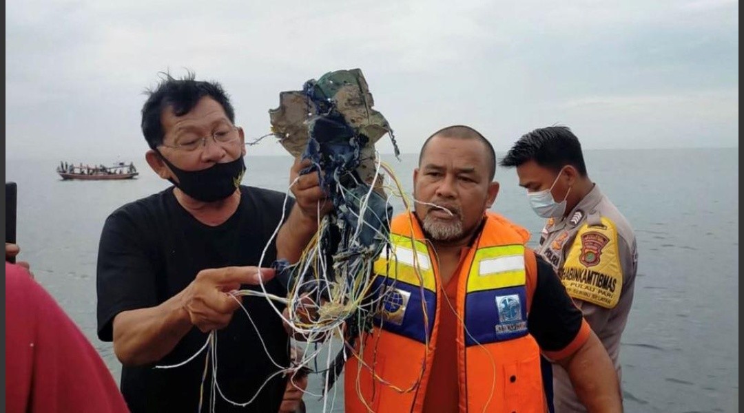 Encontraron los restos del avión que cayó al mar en Indonesia: hay 62 personas muertas