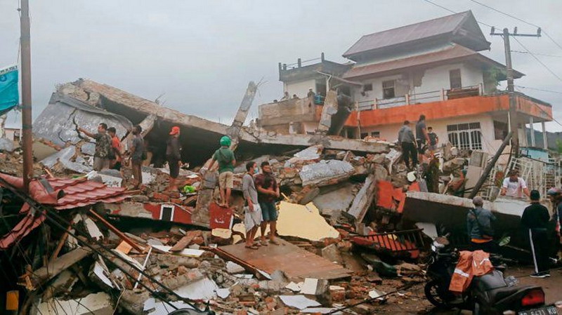 Fuerte sismo golpeó Indonesia: más de 40 muertos y cientos de desaparecidos