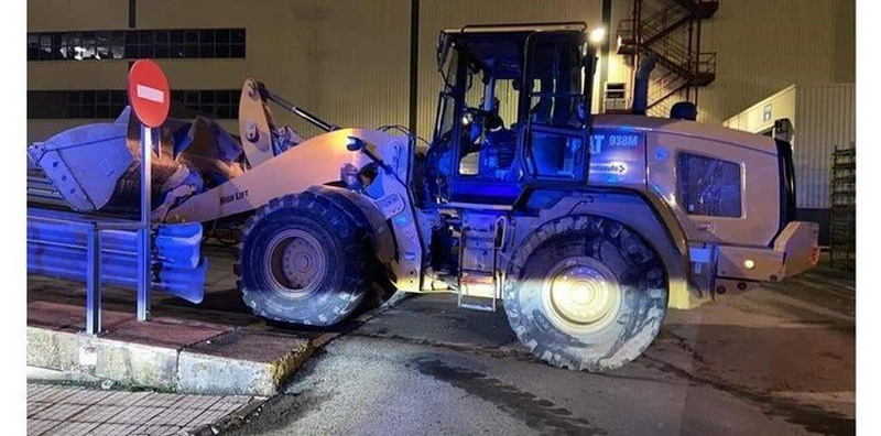 Roba una excavadora, irrumpe en un predio de Mercedes-Benz y destroza más de 50 furgonetas