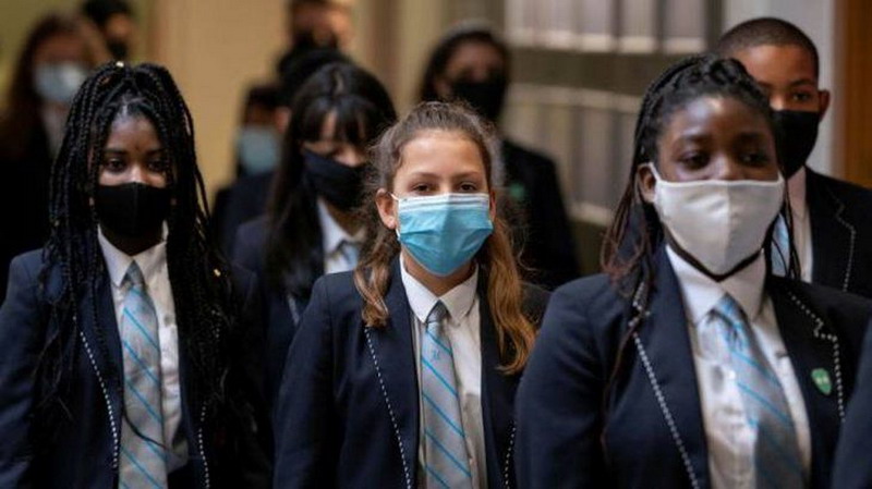 Récord de casos, escuelas cerradas y alarma en Reino Unido por la nueva cepa del coronavirus
