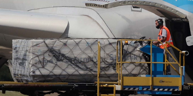 Tras el temporal en Moscú, partió el vuelo de Aerolíneas Argentinas que trae más vacunas Sputnik V
