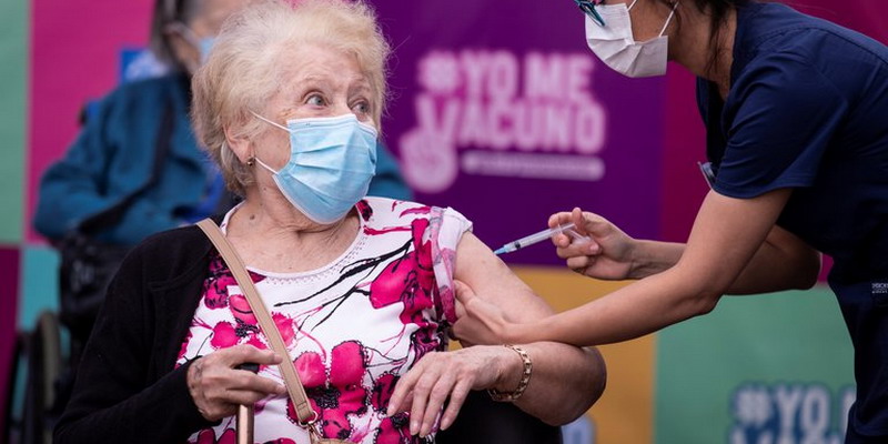 Cómo Chile logró la vacunación más masiva y eficiente de América Latina