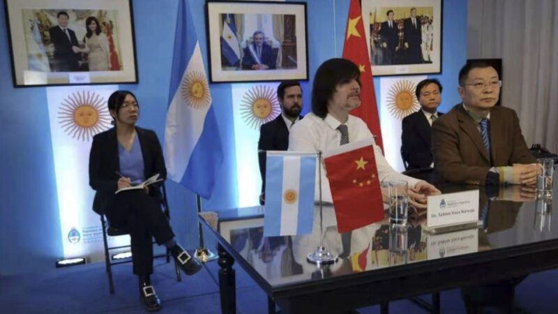 Firmaron un acuerdo para producir vehículos eléctricos y baterías en la Argentina