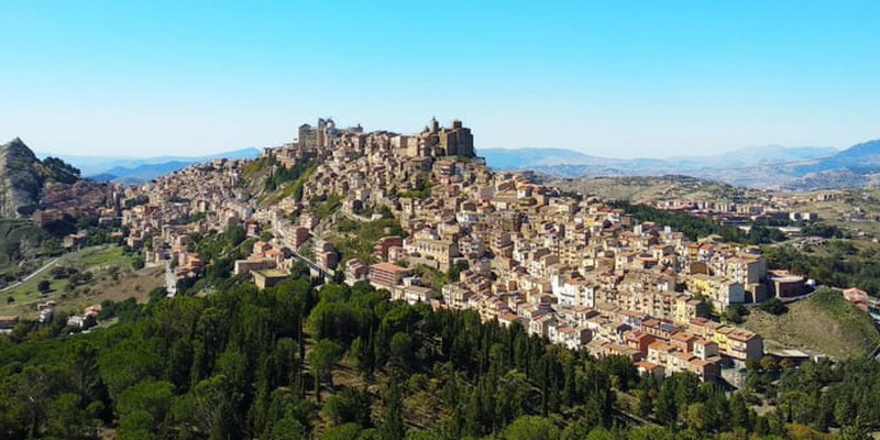 Un antiguo pueblo italiano remata casas abandonadas y ofrece hasta 25.000 euros para restaurarlas