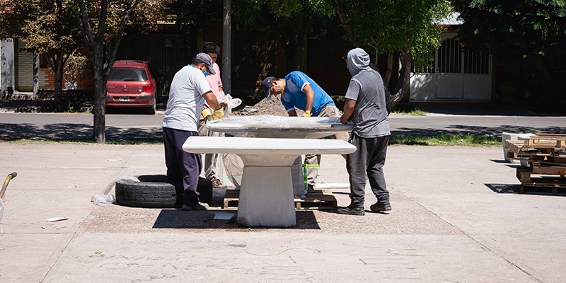 Trabajan en la remodelación de la plaza del Barrio Municipal II