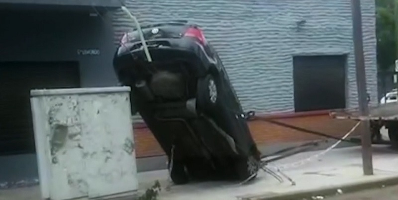 Increíble, “estacionó” el auto y lo dejó vertical