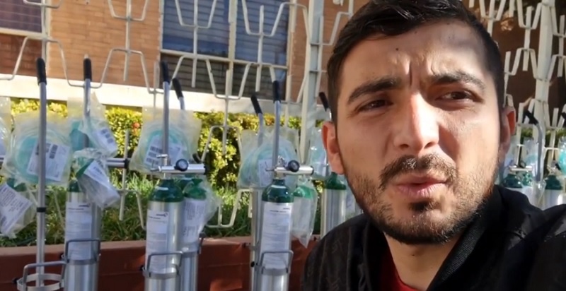 Un youtuber rifó sus autos para comprar tubos de oxígeno para pacientes de Covid-19