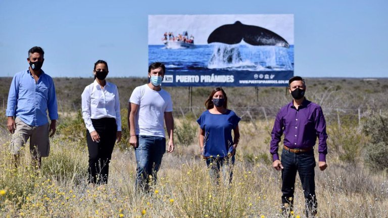 Insolito, un intendente inauguró un cartel en la ruta