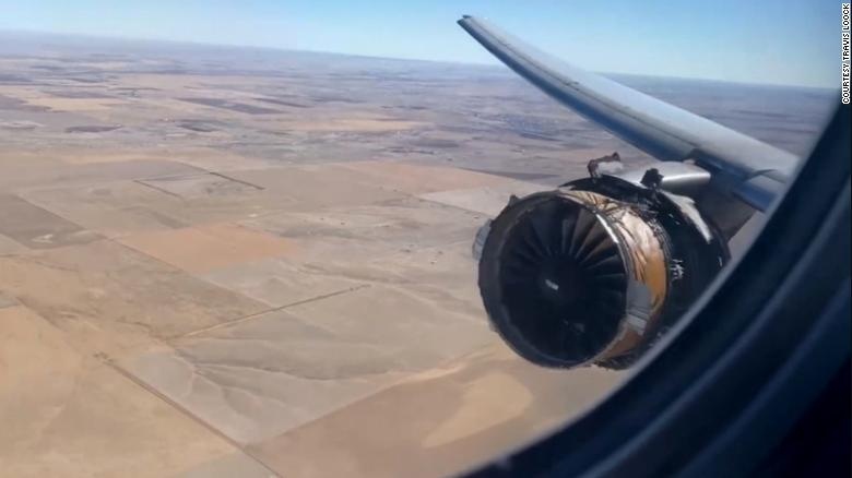 Falla motor de avión de United Airlines y escombros caen a las afueras de Denver