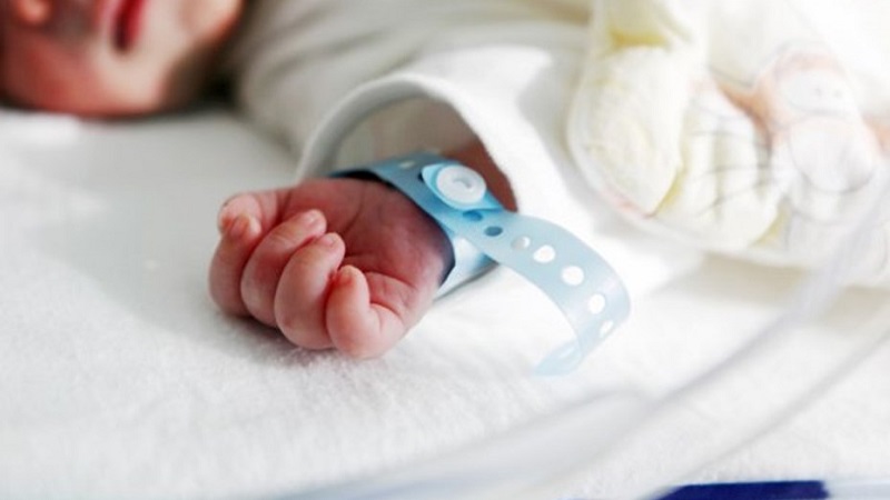 Médico vendió a un recién nacido porque sus padres le dijeron que no podían pagarle
