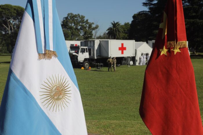 Presentaron el hospital móvil de 13 camiones donado por China