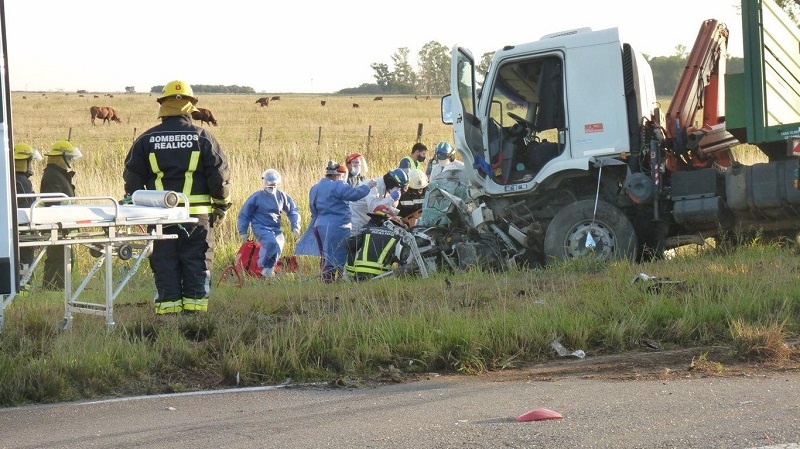 Accidente fatal: chocaron de frente un auto y un camión en la Ruta 188