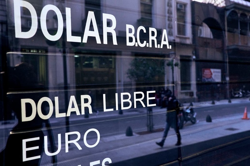 Dólar: la AFIP habilitó la página para informar las percepciones del 35% para empleados y jubilados