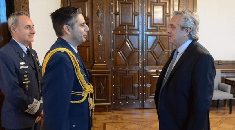 Detuvieron al edecán presidencial por llevar un arma oculta