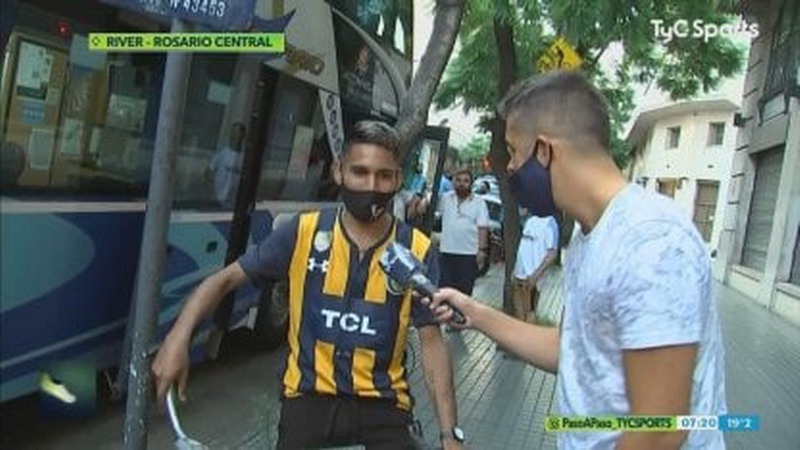 El hincha de Rosario Central que sigue al equipo…¡en bicicleta!