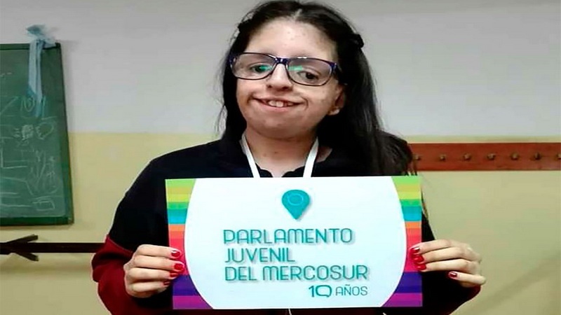 Nació sin orejas y pasó por 36 cirugías: hoy ayuda a adolescentes con enfermedades poco frecuentes