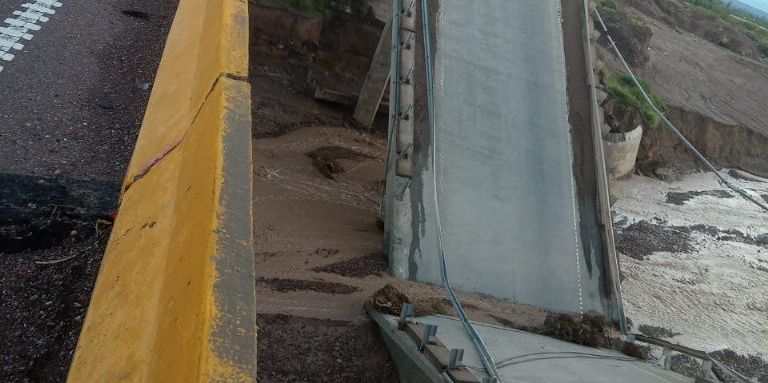 Colapsó un puente sobre la ruta 40