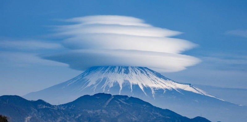 Las increíbles nubes que aparecieron en la cima del Monte Fuji revolucionan las redes