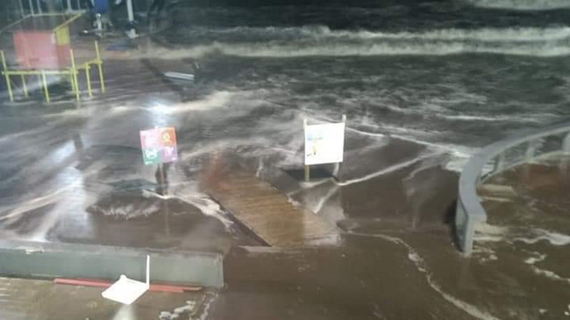 Monte Hermoso: una sudestada provocó que el mar supere la Costanera