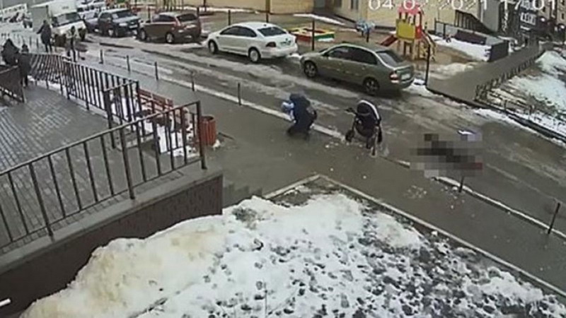 Se quitó la vida tirándose desde un piso 17, cayó sobre un bebé y lo mató frente a su madre