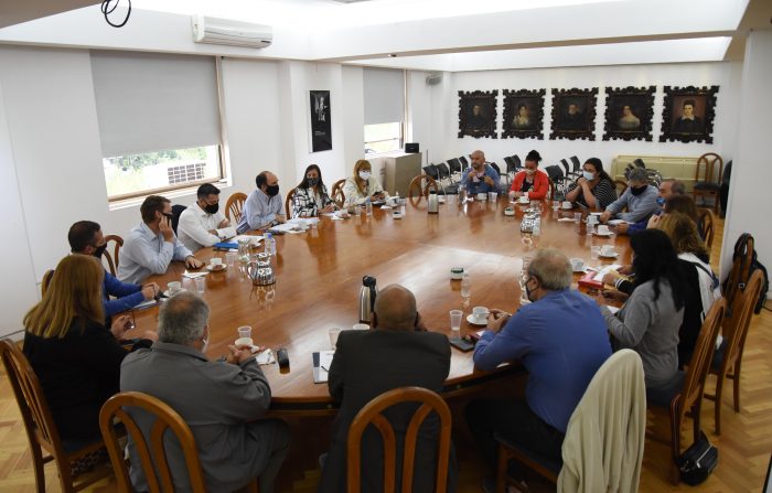 Mendoza planifica la vuelta a clases presenciales