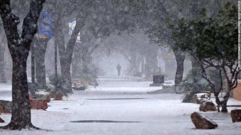 Récord de nieve y frío: casi 170 millones están bajo advertencias de clima invernal en EE.UU. y en Texas hay 2,5 millones sin electricidad