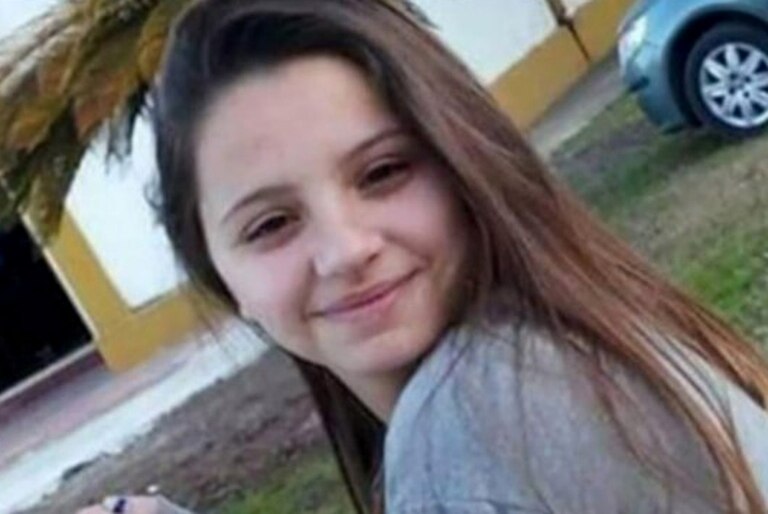 Brutal femicidio en Rojas: una adolescente fue apuñalada por su ex novio policía y los vecinos protestaron frente a la comisaría