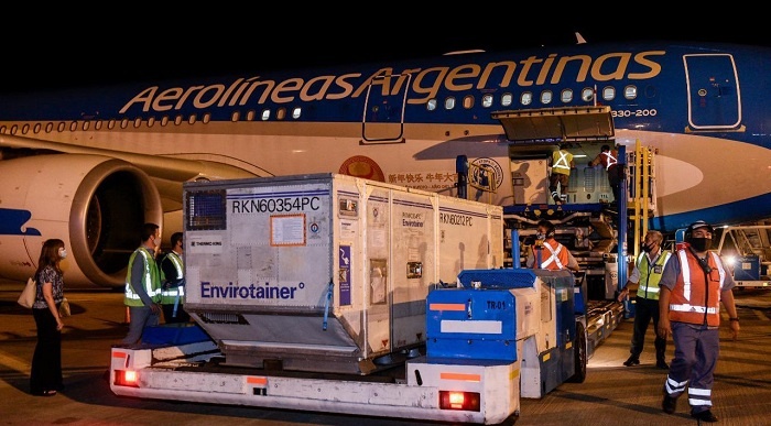 Llegó el avión de Aerolíneas con el primer lote de la vacuna china Sinopharm