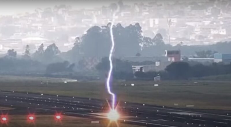Cayó un rayo y abrió un agujero en la pista del aeropuerto de San Pablo