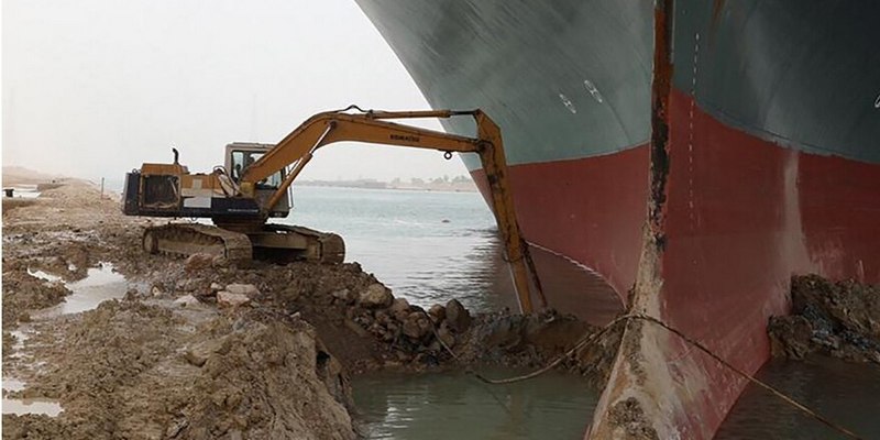 “Dificultades extremas”: se complica el operativo para sacar el buque gigante encallado en el Canal de Suez