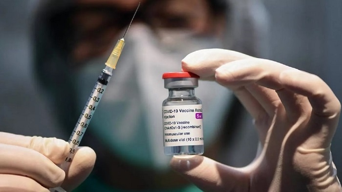 España: una maestra muere de un derrame cerebral tras darse la vacuna de AstraZeneca