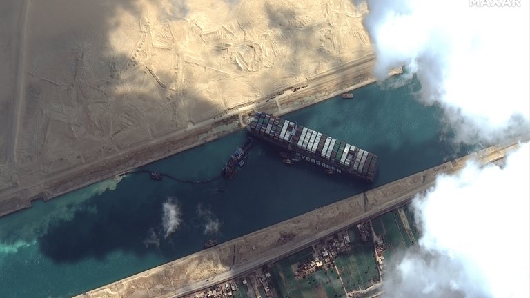 Café, papel higiénico y gasolina: cuáles son los productos que pronto escasearán en el mundo por el bloqueo del buque Ever Given en el Canal de Suez