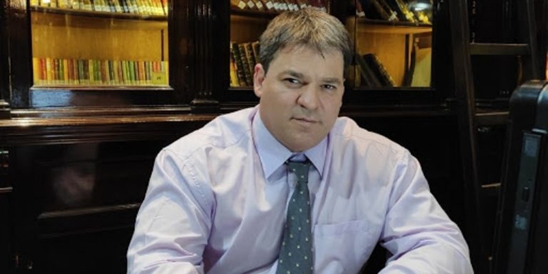 El senador radical alvearense intentó explicar la vacunación de sus familiares
