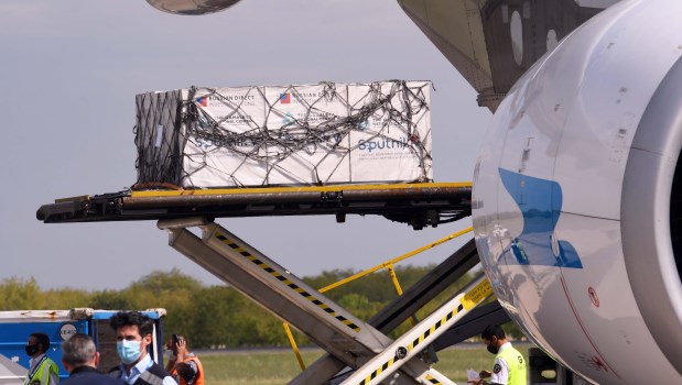 Arribó el vuelo de Aerolíneas con 330 mil dosis 1 de la vacuna Sputnik V