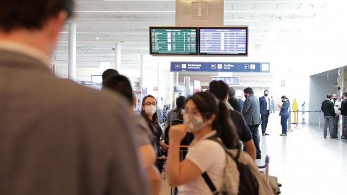Restringirán los viajes a Brasil y los que ingresen del exterior deberán pagarse el hisopado