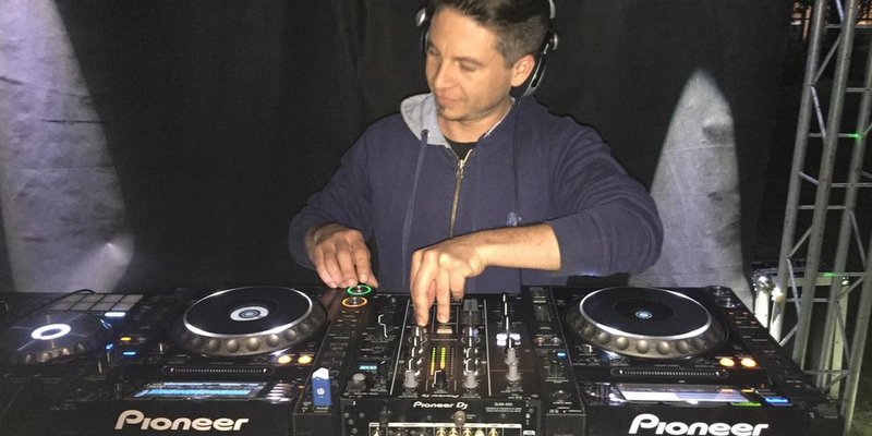 La historia del DJ argentino que está en carrera para viajar a la Luna en un cohete de Elon Musk