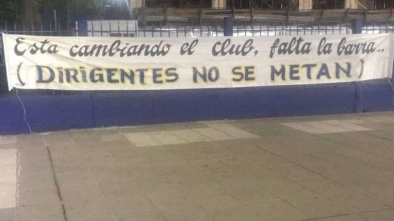 Un sector disidente de la barra de Boca dejó un intimidante mensaje para la dirigencia