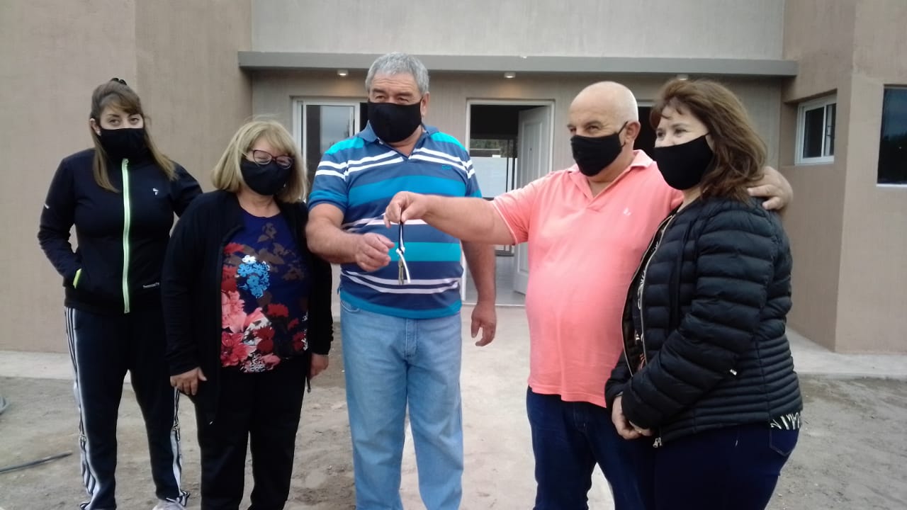 Pacífico realizó la entrega de la casa quincho a Raúl Barrera
