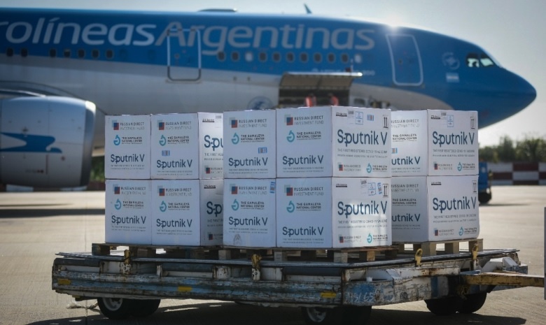 Arribó otro avión con vacunas desde Rusia y la Argentina superó las siete millones de dosis