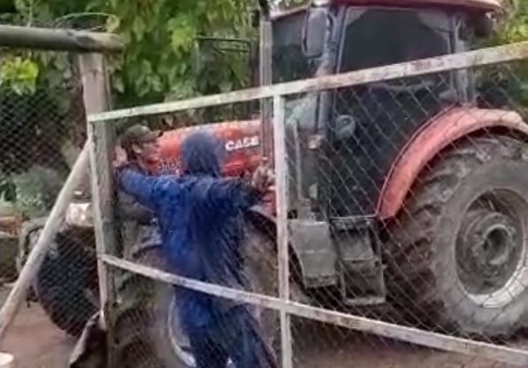 Atropelló a su empleado con un tractor